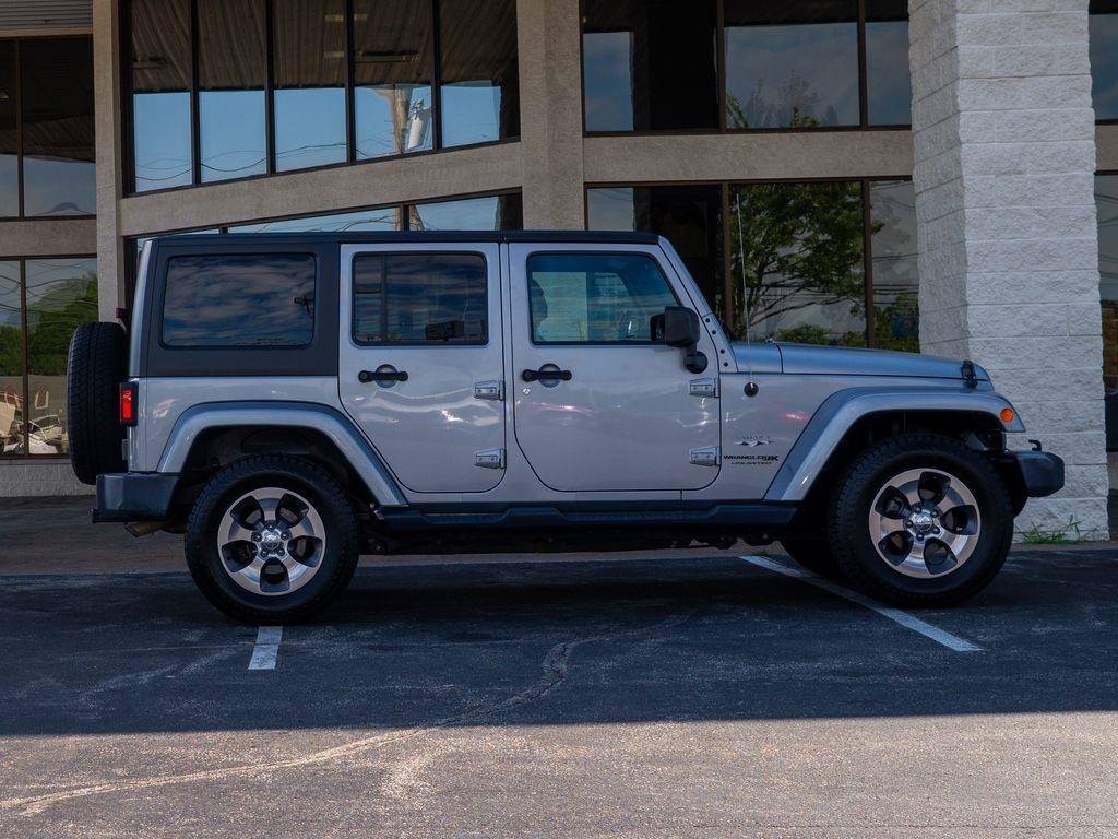 Used 2018 Jeep Wrangler Unlimited Sahara AWD/4WD image 2