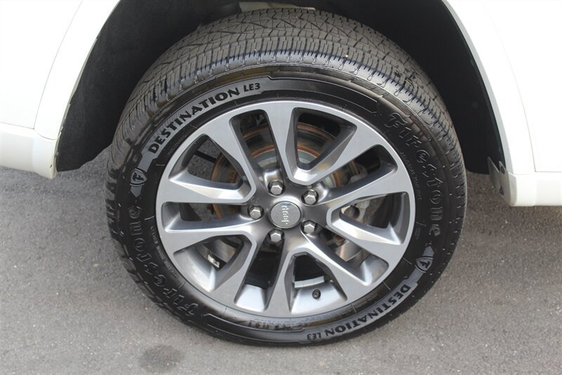Used 2017 Jeep Grand Cherokee Overland AWD/4WD image 26