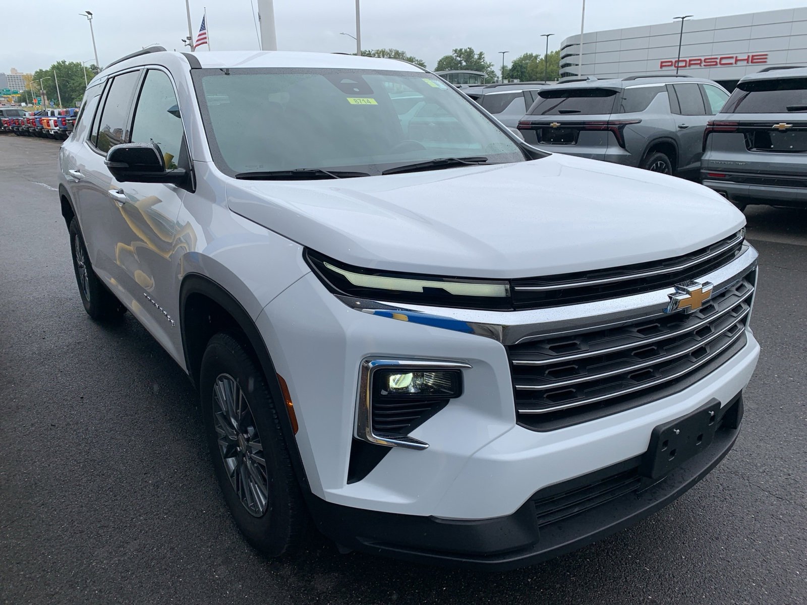 Used 2024 Chevrolet Traverse LT image 3