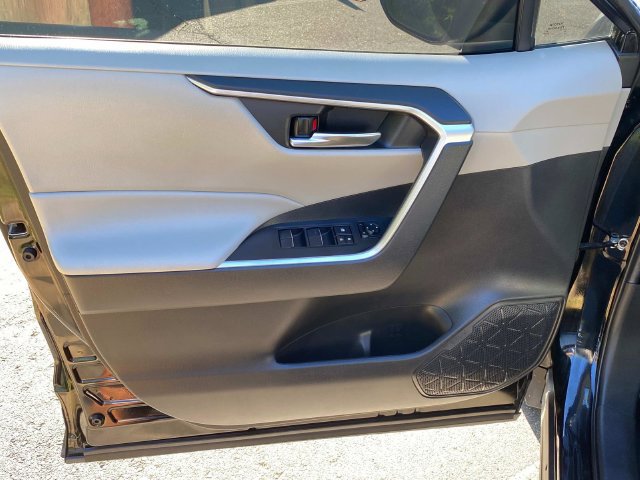 Used 2021 Toyota RAV4 XLE Premium FWD image 10