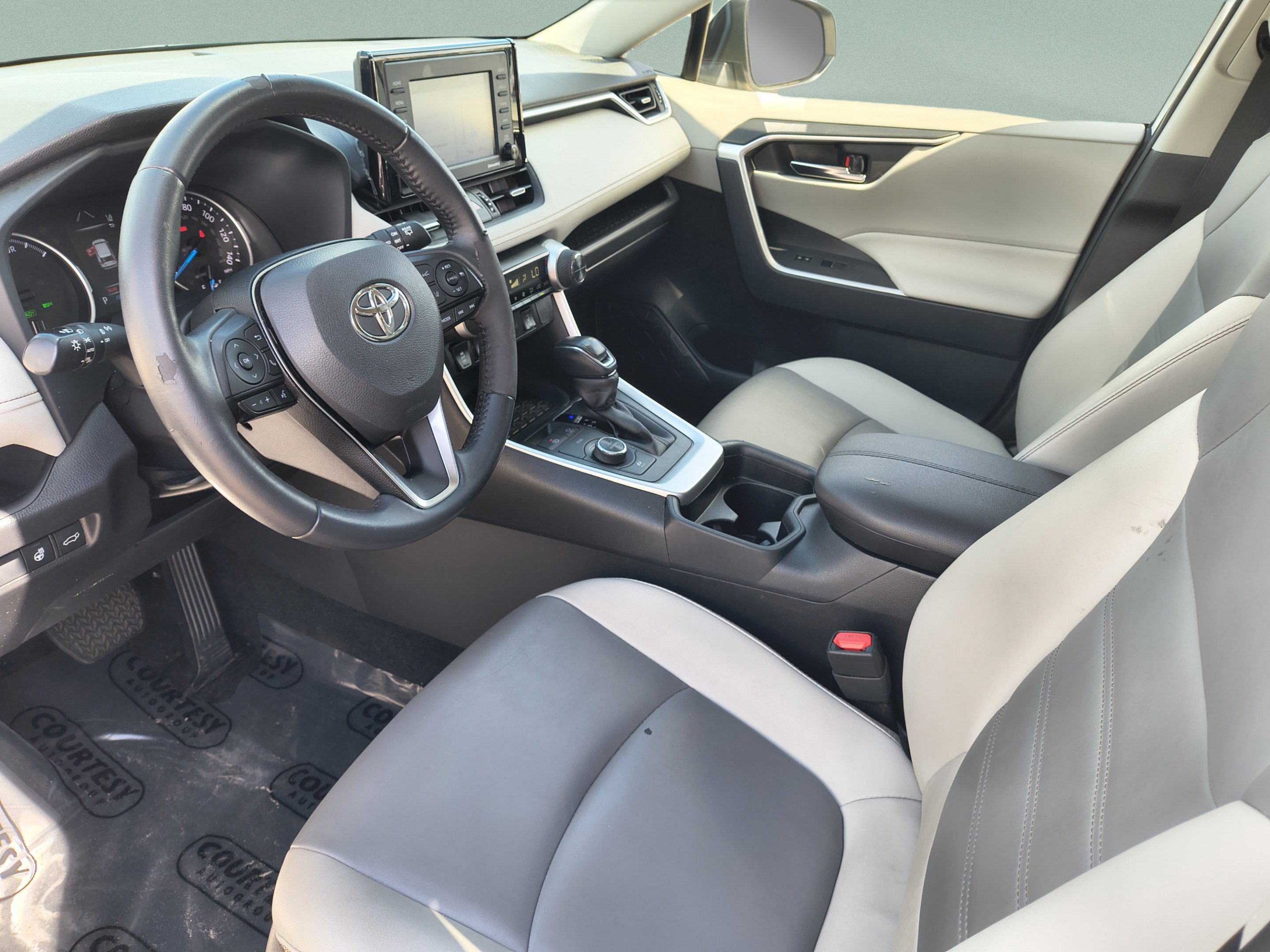 Used 2021 Toyota RAV4 XLE Premium AWD/4WD image 17
