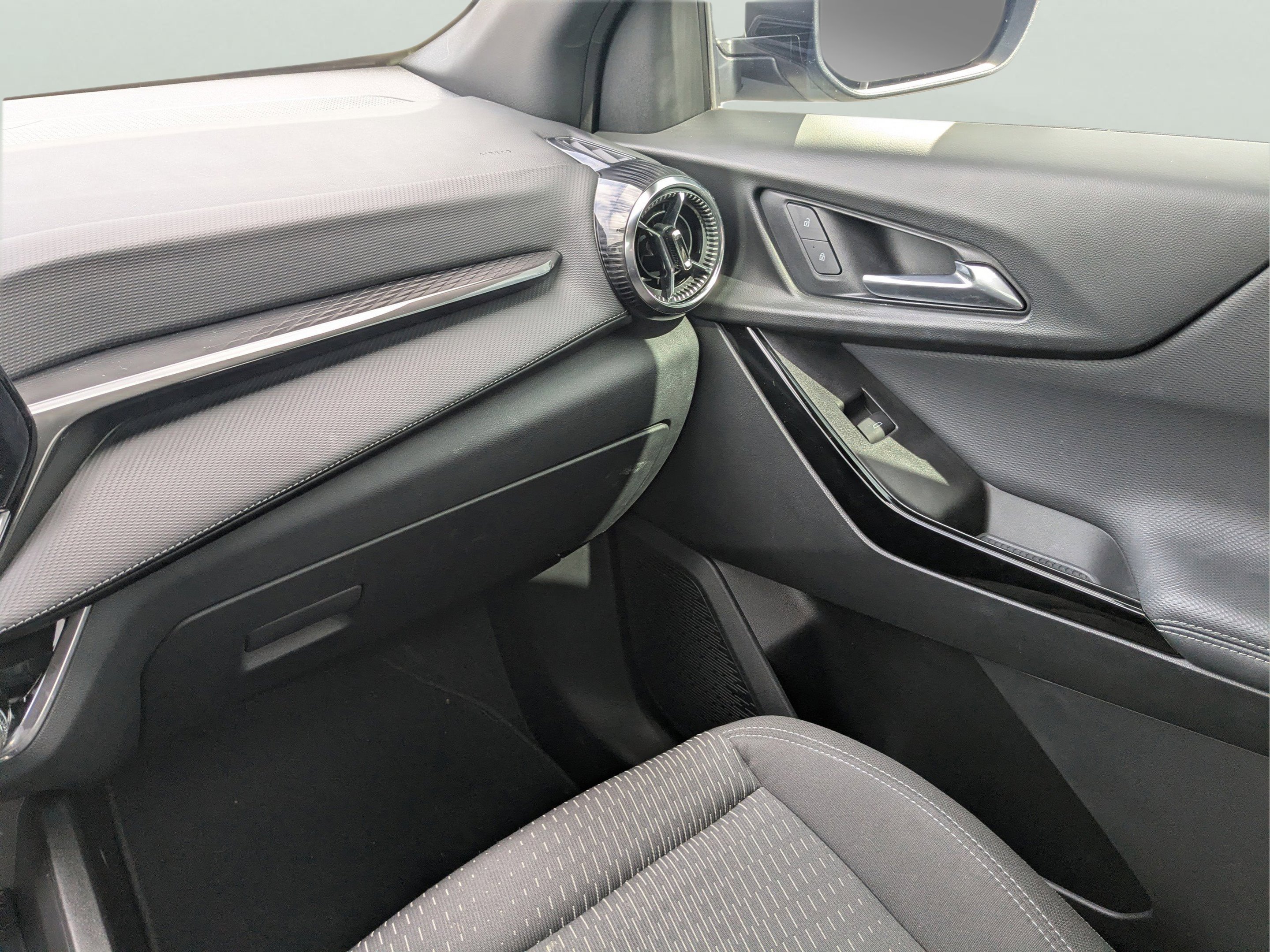Used 2025 Chevrolet Equinox LT w/ Safety and Technology Package FWD image 14