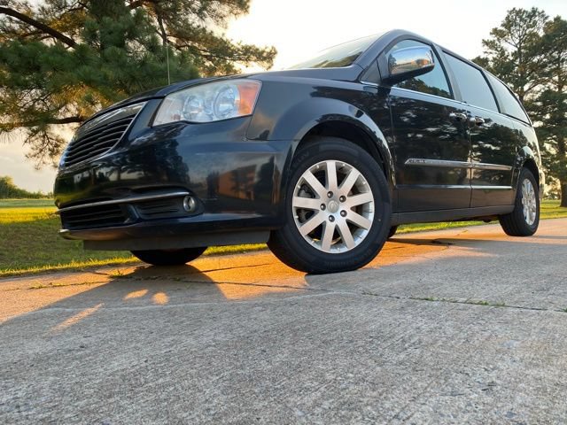 Used 2012 Chrysler Town & Country Touring-L w/ Entertainment Group #2 FWD image 3