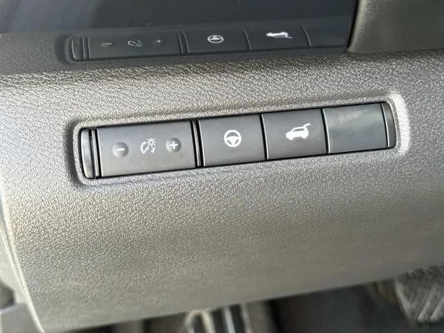 Used 2025 Nissan Pathfinder SV AWD/4WD image 36