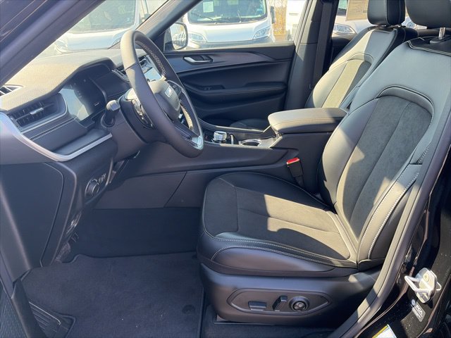 New 2025 Jeep Grand Cherokee Altitude w/ Trailer Tow Package AWD/4WD image 12