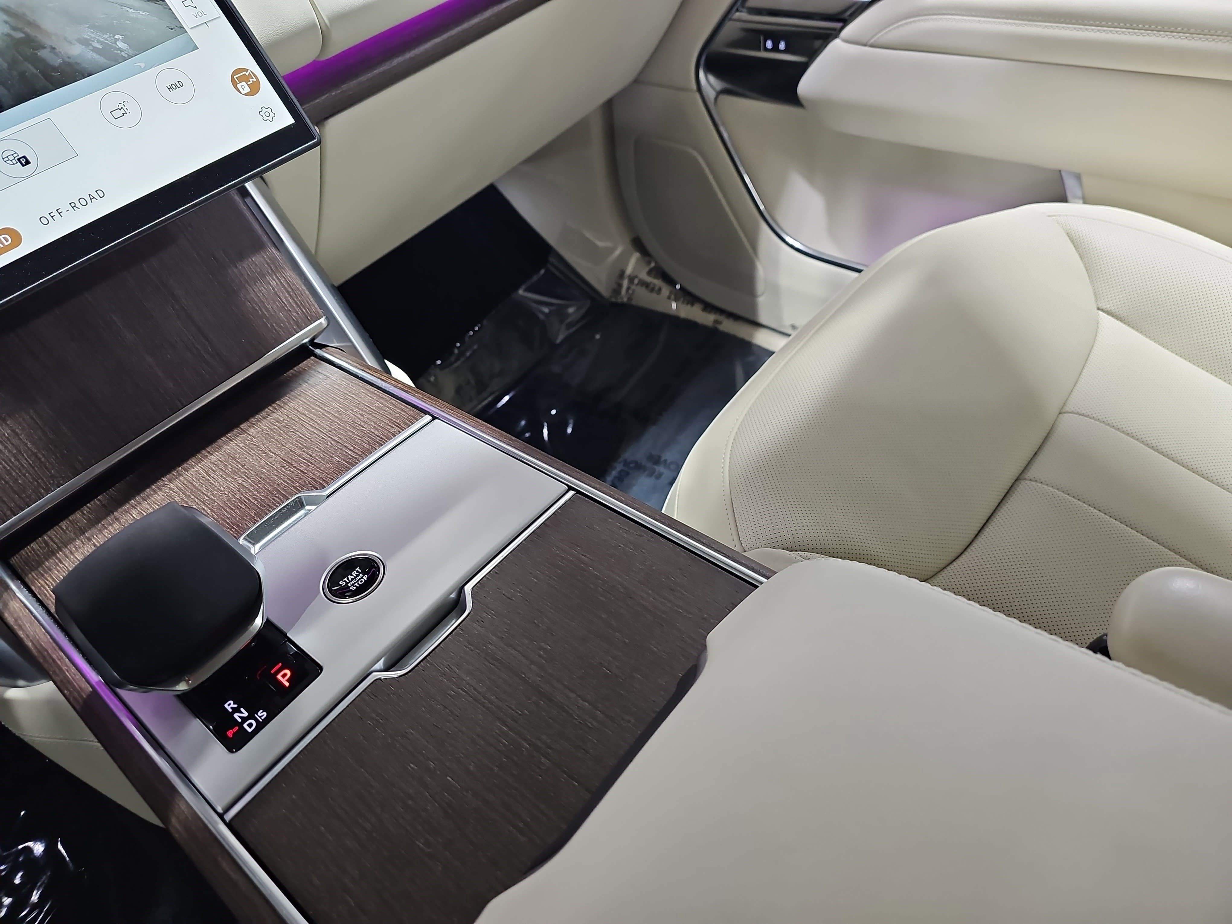 Used 2025 Land Rover Range Rover SE image 27