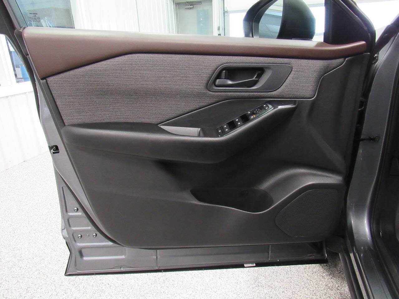 Used 2023 Nissan Rogue S AWD/4WD image 28