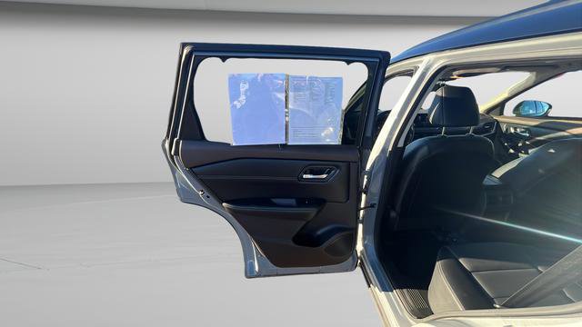 Used 2023 Nissan Rogue SV w/ SV Premium B Package image 21