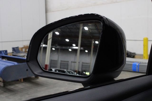 Used 2025 Volvo XC40 B5 Plus image 43