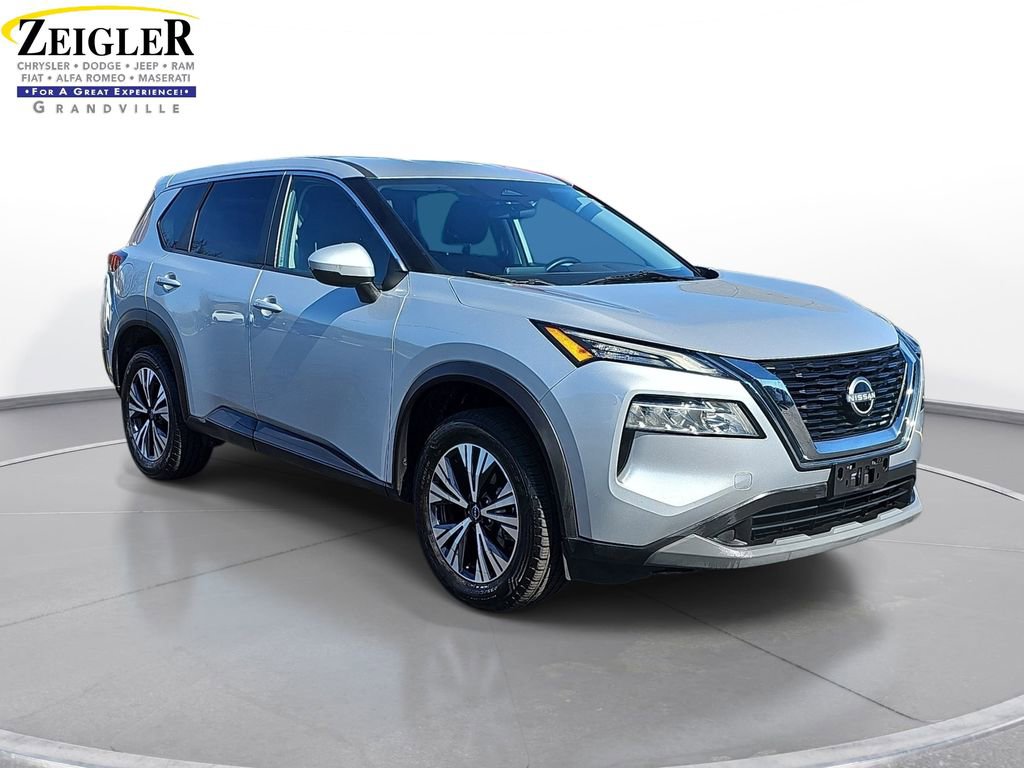 Used 2022 Nissan Rogue SV image 3
