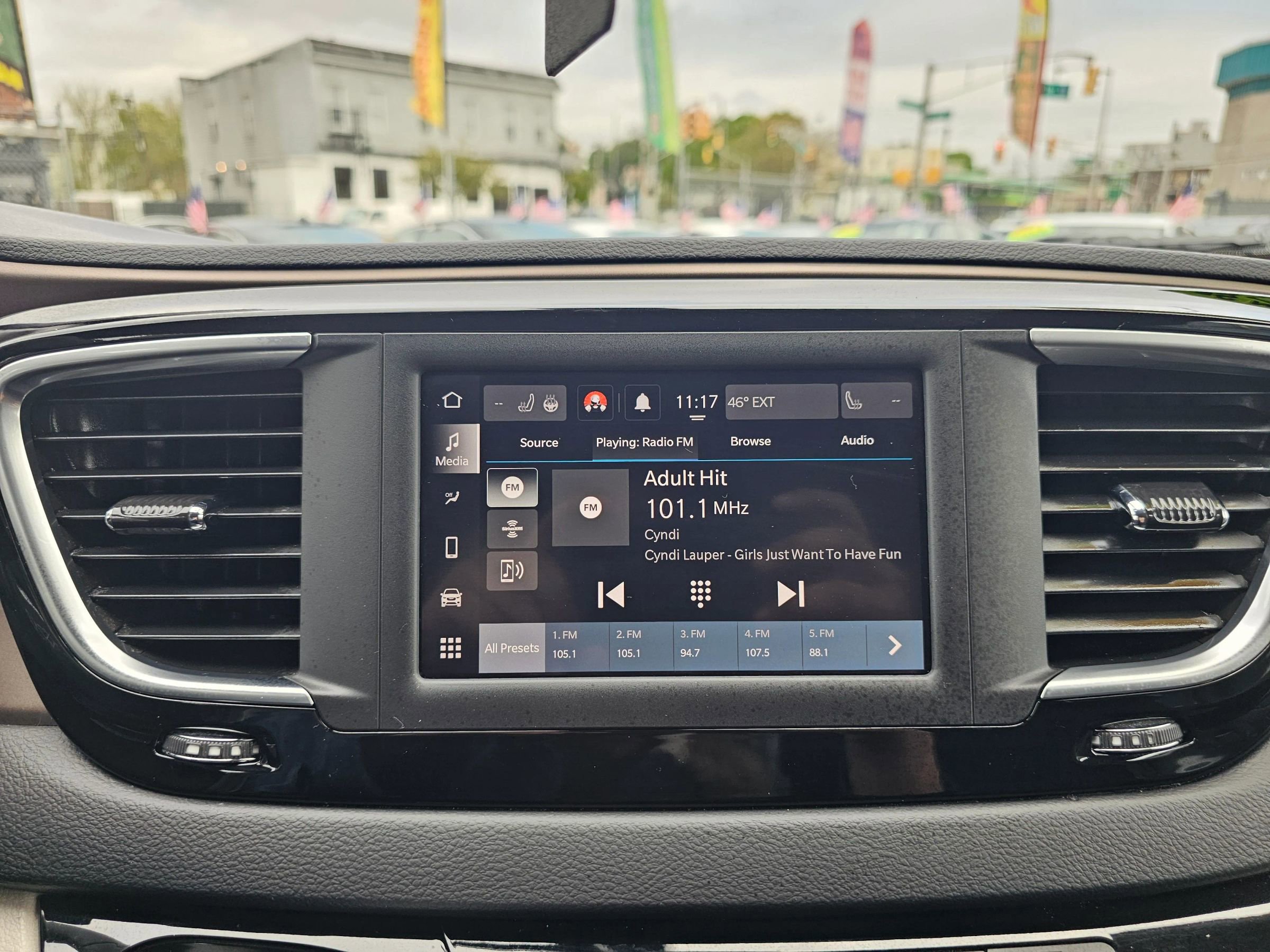 Used 2022 Chrysler Voyager LX FWD image 21