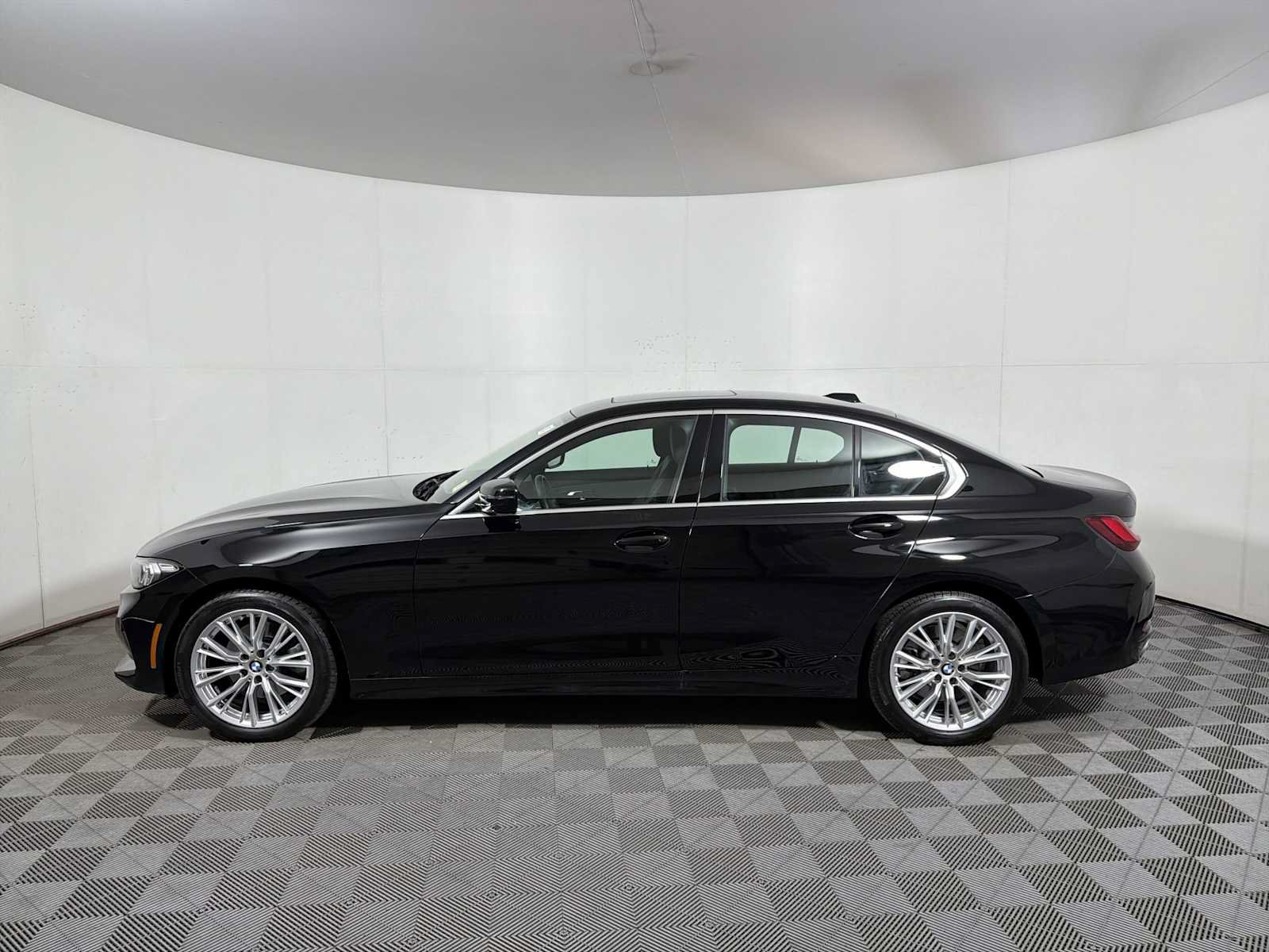 Used 2024 BMW 330i xDrive Sedan w/ Convenience Package AWD/4WD image 4