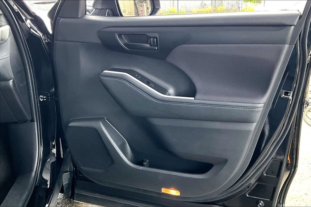 Used 2025 Toyota Highlander LE FWD image 26