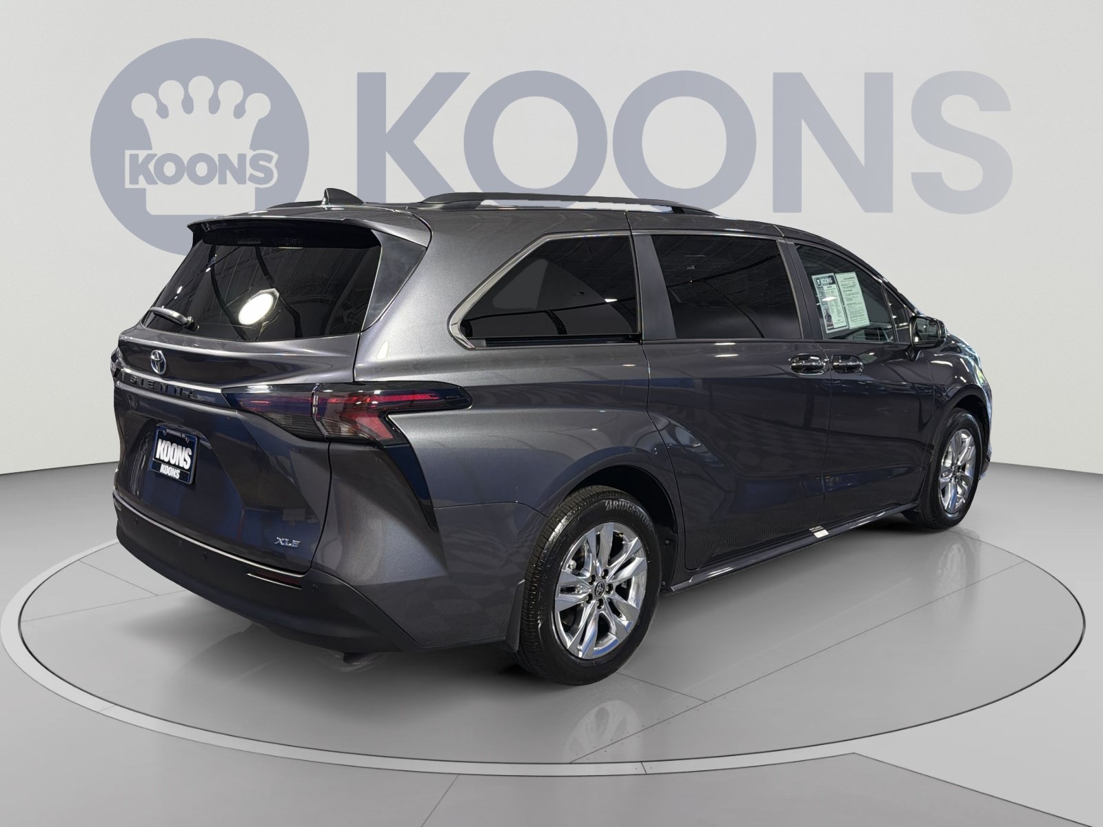 Used 2025 Toyota Sienna XLE w/ XLE Plus Package FWD image 2