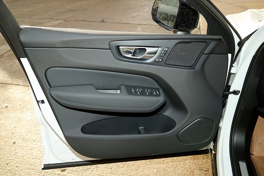 New 2026 Volvo XC60 T8 Ultra w/ Climate Package image 10