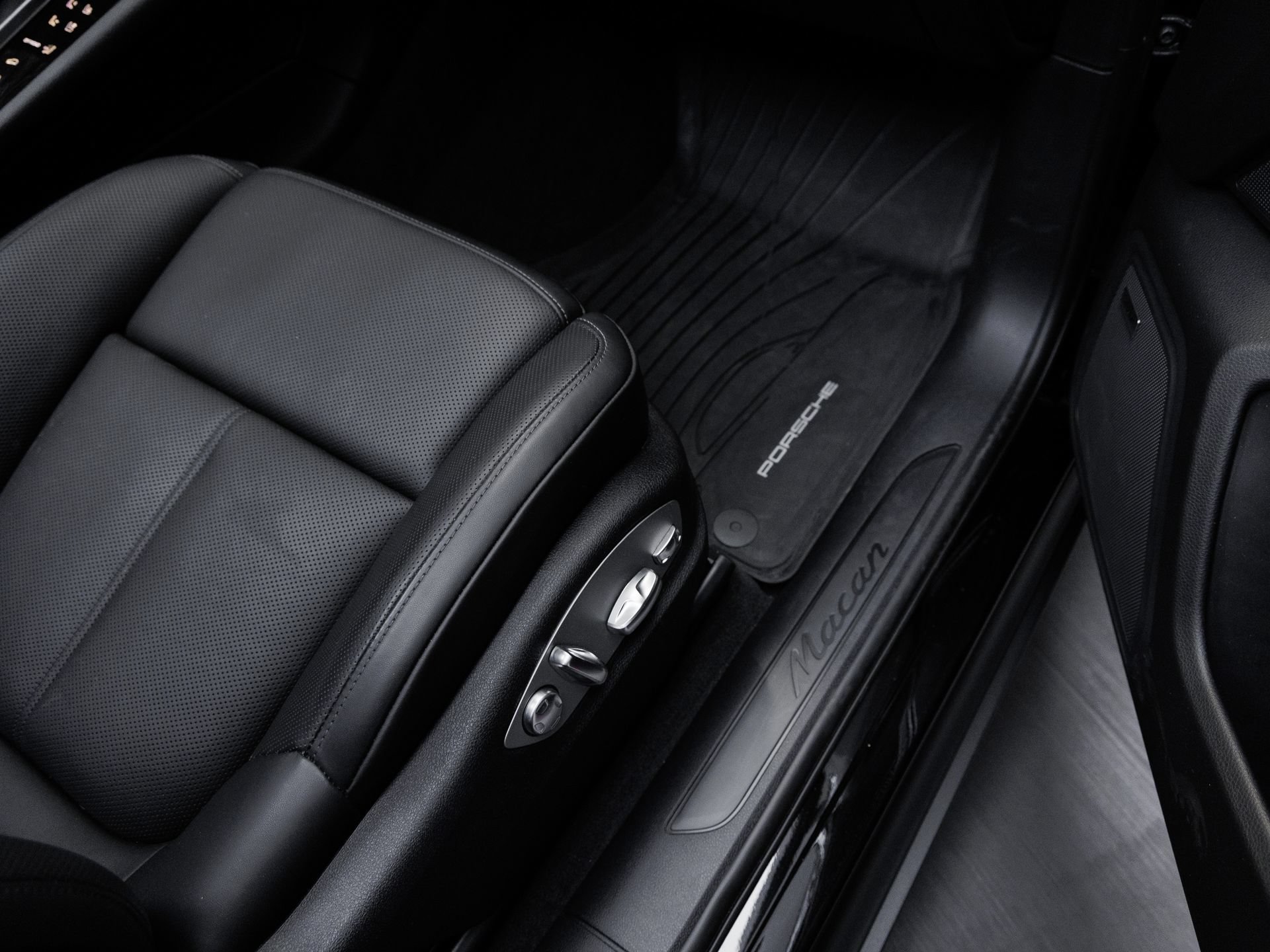 Certified 2026 Porsche Macan AWD/4WD image 39