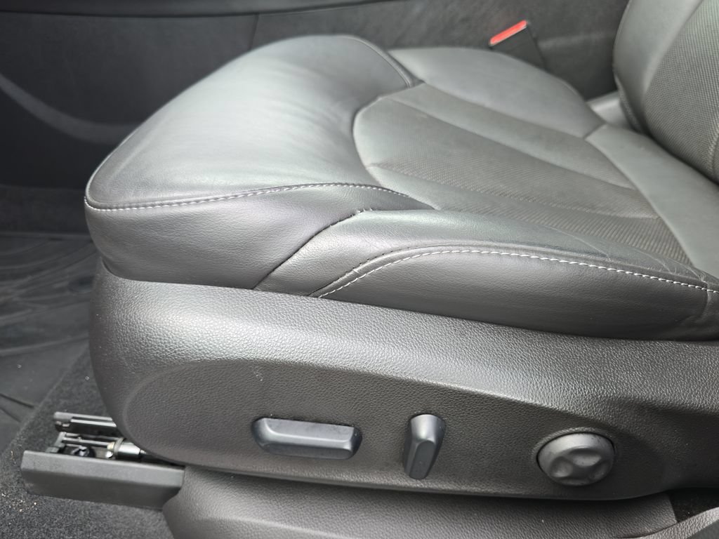 Certified 2019 Buick Envision Essence AWD/4WD image 32