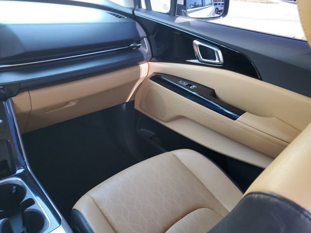 Used 2022 Kia Carnival EX image 10