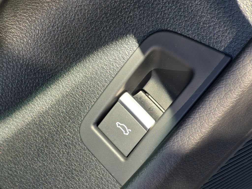 Used 2024 Audi Q8 Premium Plus w/ Premium Plus Package image 22