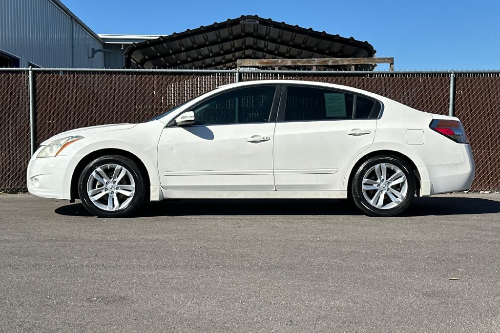 Used 2011 Nissan Altima 3.5 SR FWD image 15