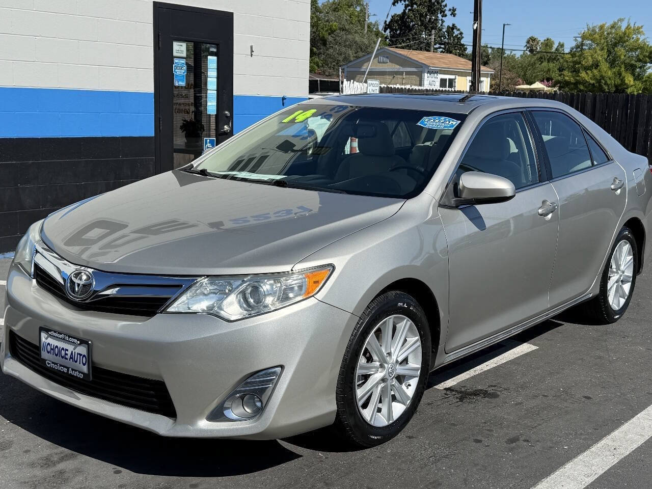 Used 2014 Toyota Camry XLE w/ Convenience Package FWD image 3
