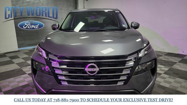 Used 2024 Nissan Rogue SV image 3