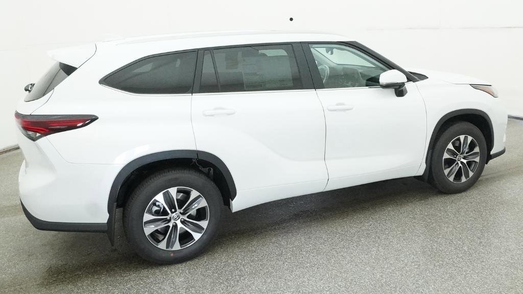 New 2026 Toyota Highlander XLE image 2