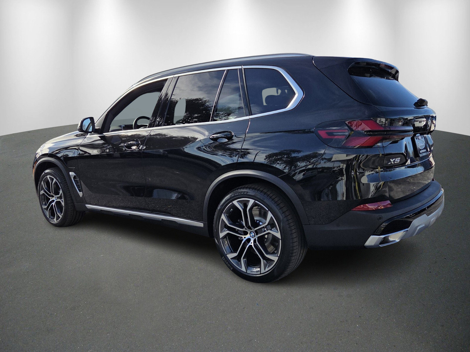 New 2026 BMW X5 xDrive50e w/ Executive Package image 5