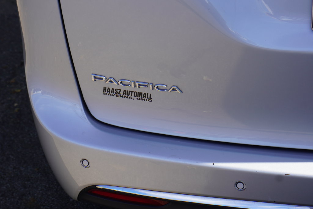 Used 2024 Chrysler Pacifica Limited FWD image 7