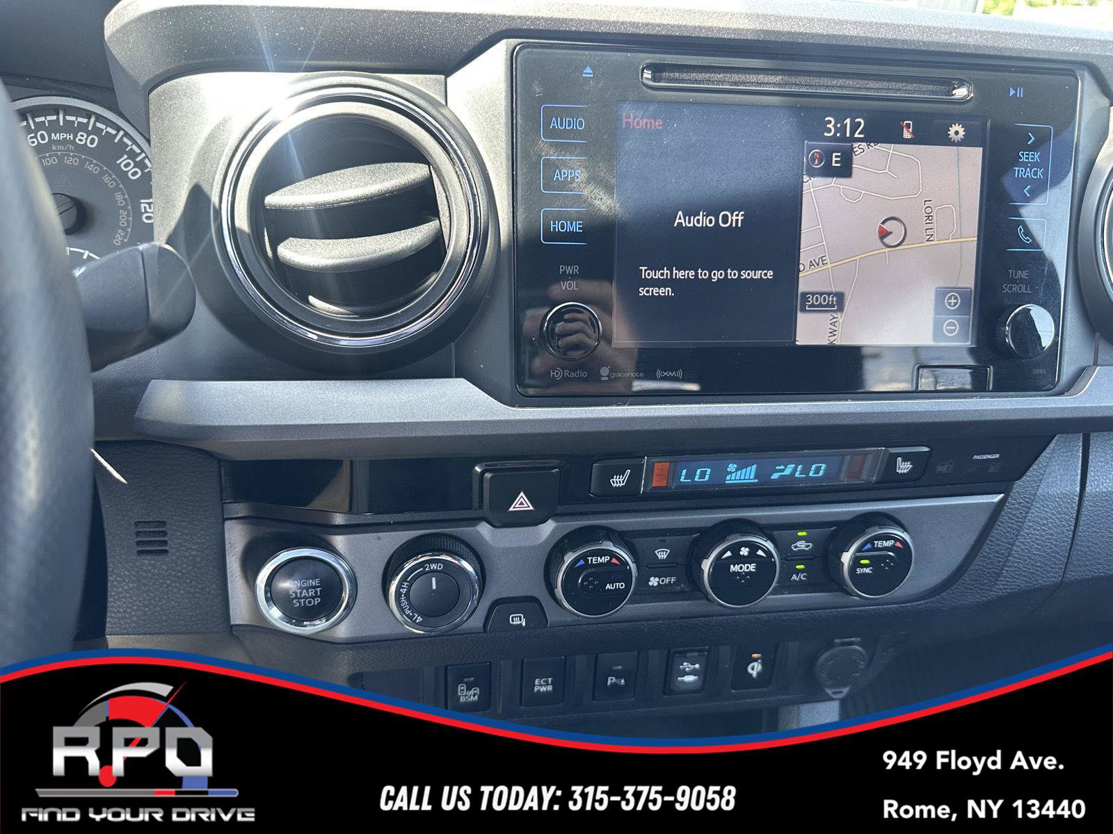 Used 2017 Toyota Tacoma TRD Off-Road w/ Premium & Technology Package AWD/4WD image 18