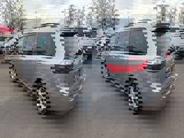 Used 2018 Toyota Sienna LE FWD image 3