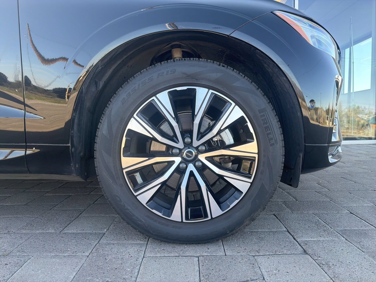 Used 2025 Volvo XC60 B5 Plus AWD/4WD image 8