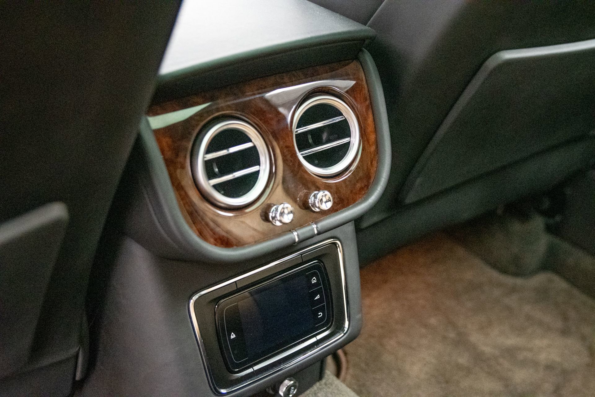 Used 2018 Bentley Bentayga Activity image 28