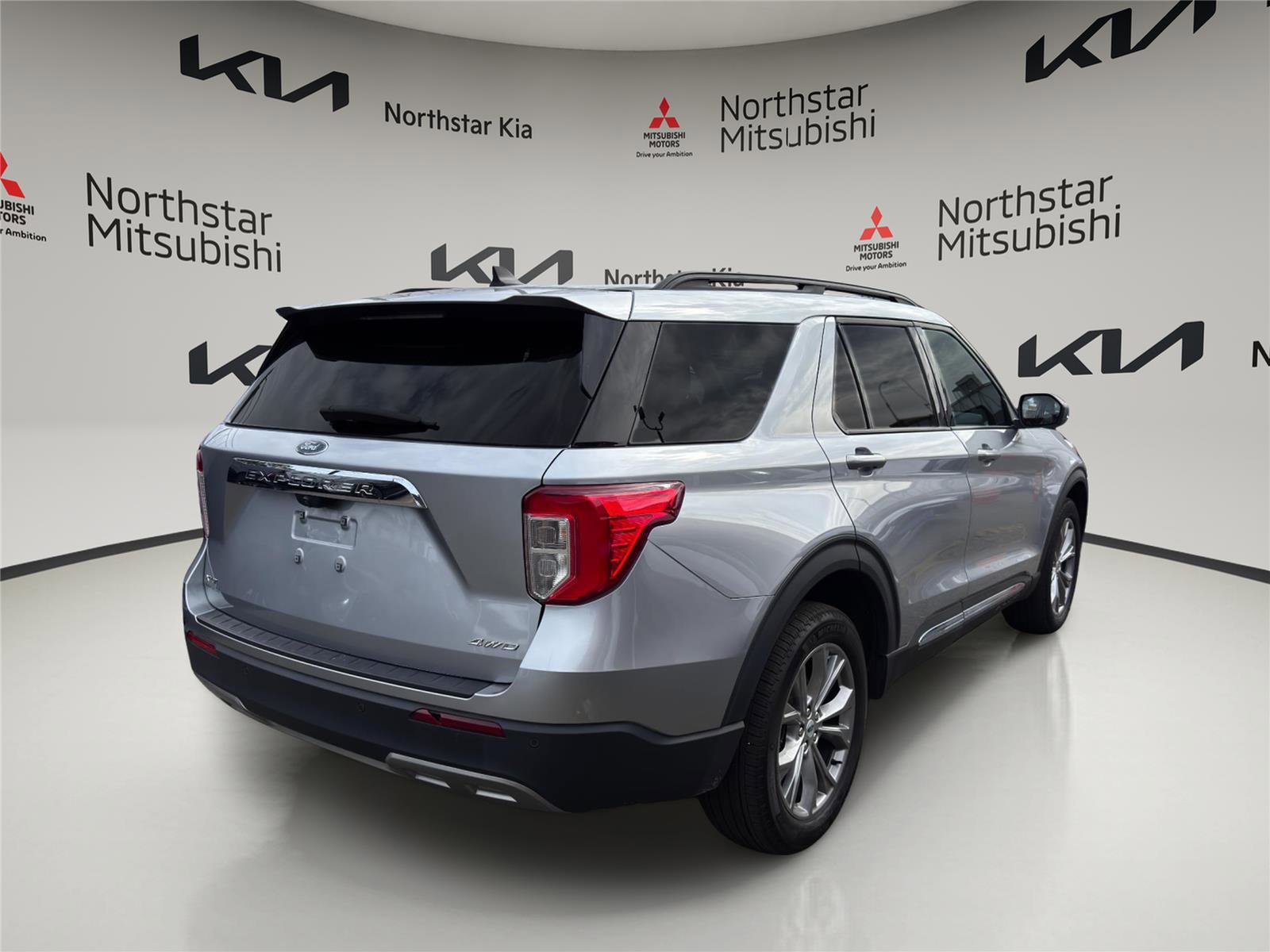 Used 2022 Ford Explorer XLT w/ Equipment Group 202A image 4