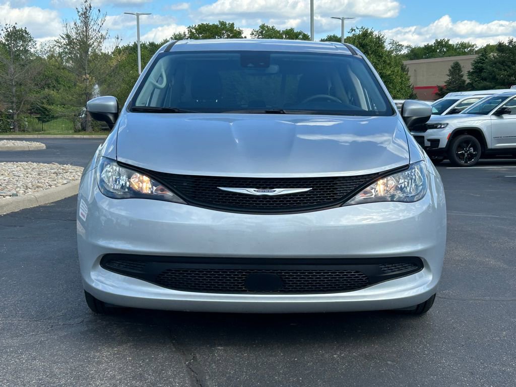 Used 2023 Chrysler Voyager LX FWD image 2