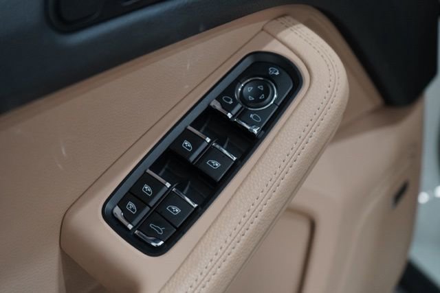 Used 2023 Porsche Macan Turbo AWD/4WD image 18