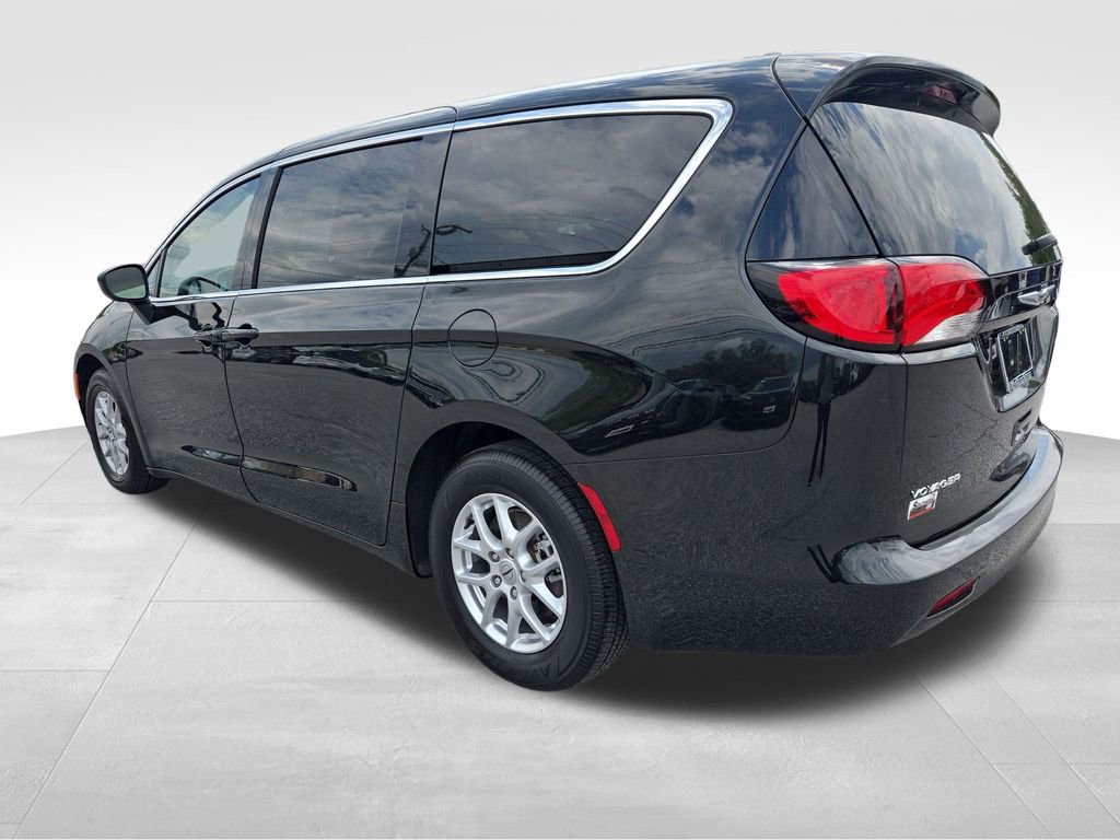 Used 2023 Chrysler Voyager LX FWD image 4