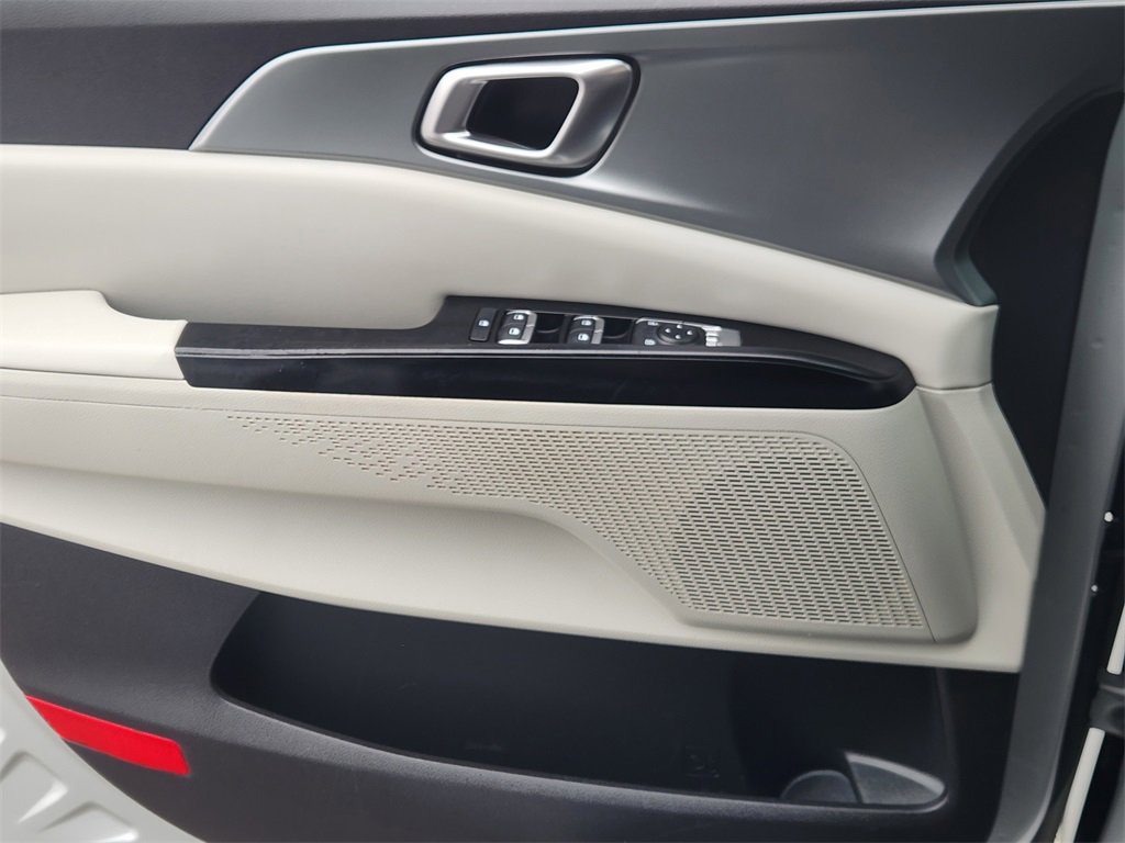 Used 2022 Kia Carnival LX image 16