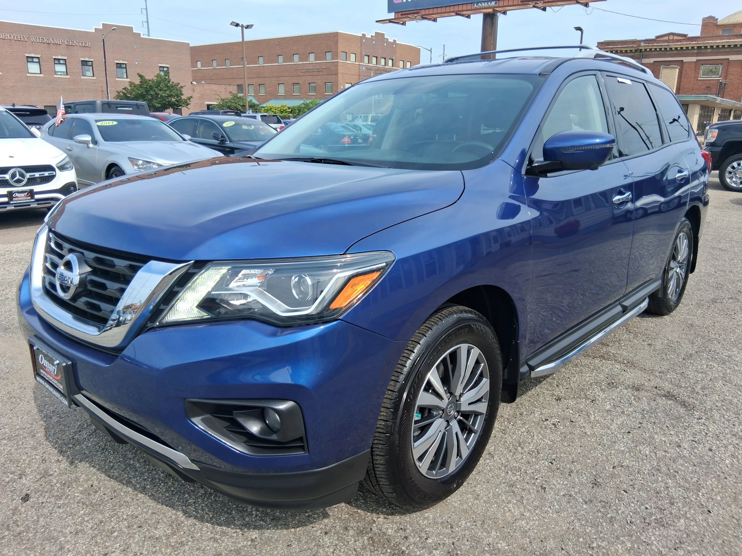 Used 2018 Nissan Pathfinder SL w/ Cargo Package AWD/4WD image 2