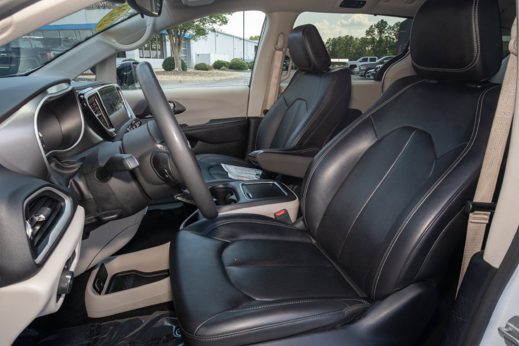 Used 2024 Chrysler Pacifica Touring-L FWD image 15