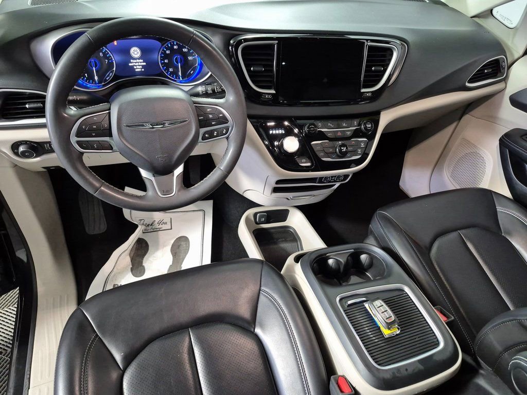 Used 2023 Chrysler Pacifica Touring-L image 10