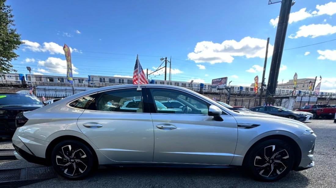 Used 2025 Hyundai Sonata SEL FWD image 3