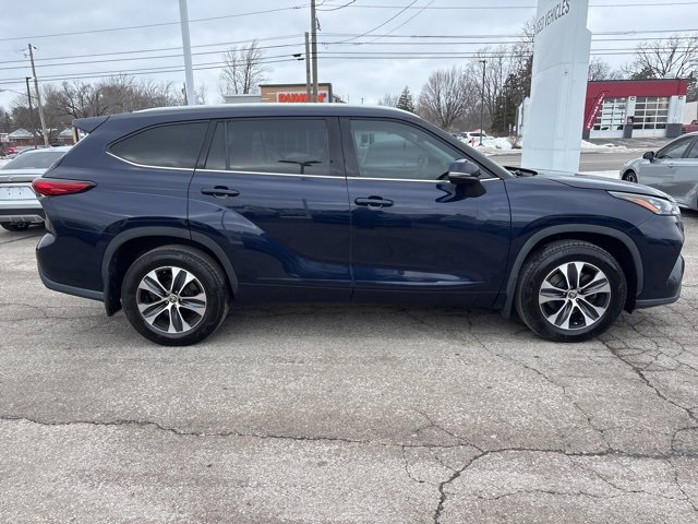 Used 2020 Toyota Highlander XLE image 3