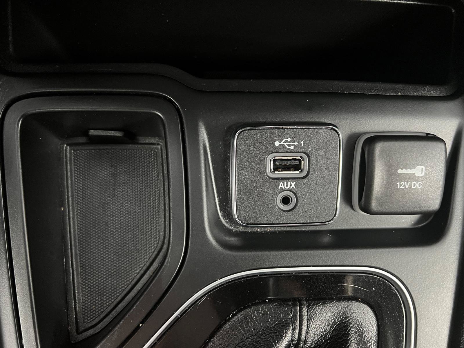 Used 2019 Jeep Cherokee Overland w/ Technology Group FWD image 24