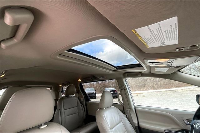Used 2019 Toyota Sienna XLE w/ XLE Navigation Package image 22