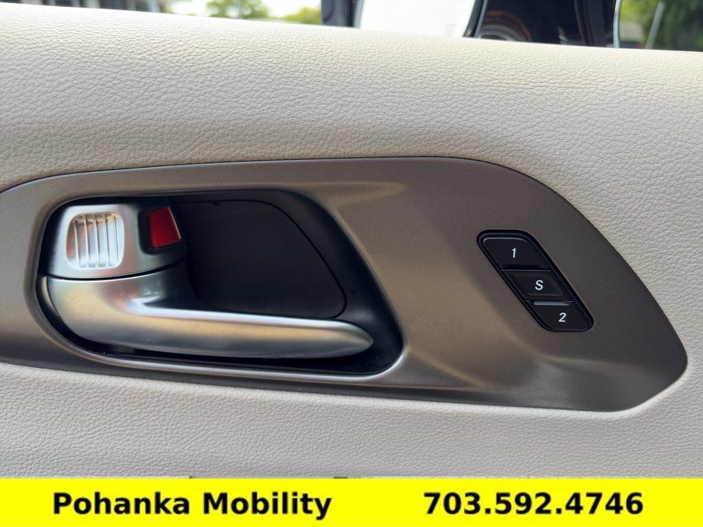 Used 2024 Chrysler Pacifica Touring-L FWD image 22