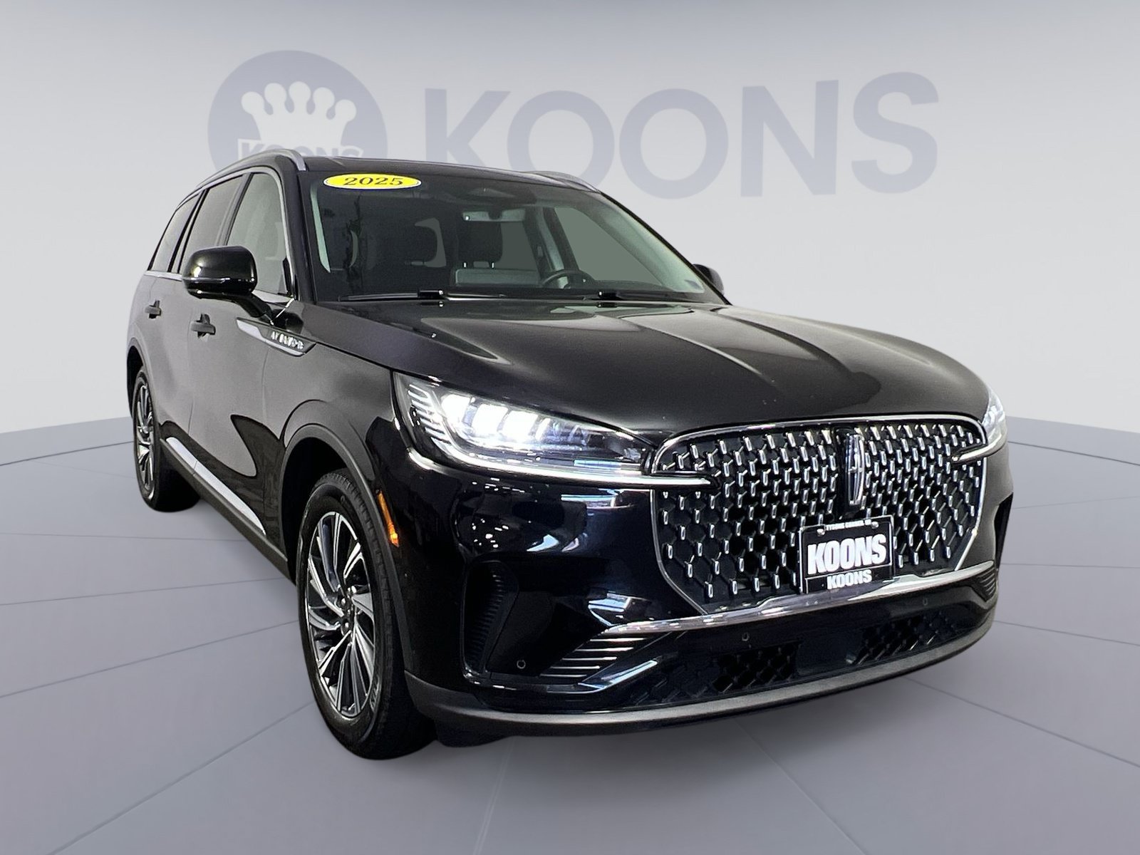 Used 2025 Lincoln Aviator AWD image 2