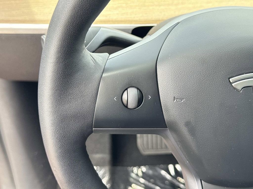 Used 2021 Tesla Model Y Long Range image 9