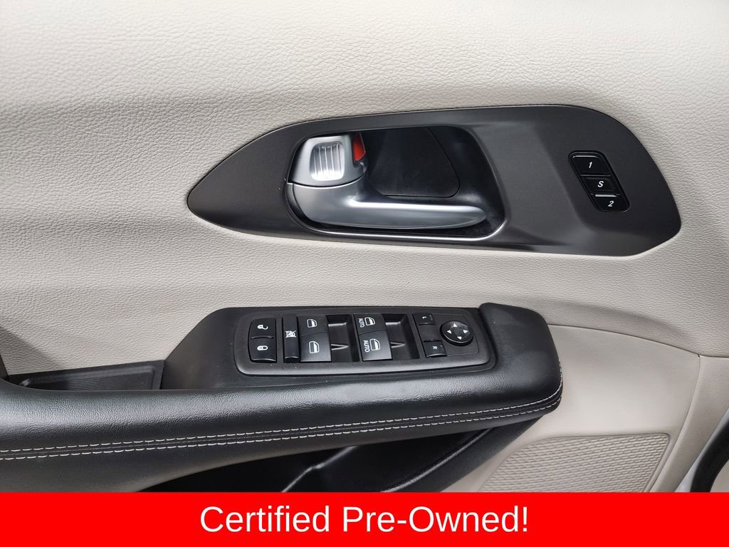 Used 2024 Chrysler Pacifica Touring-L image 10