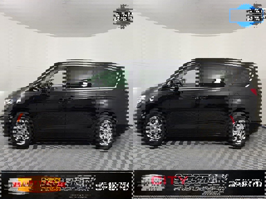 Used 2024 Chrysler Pacifica Touring-L image 4